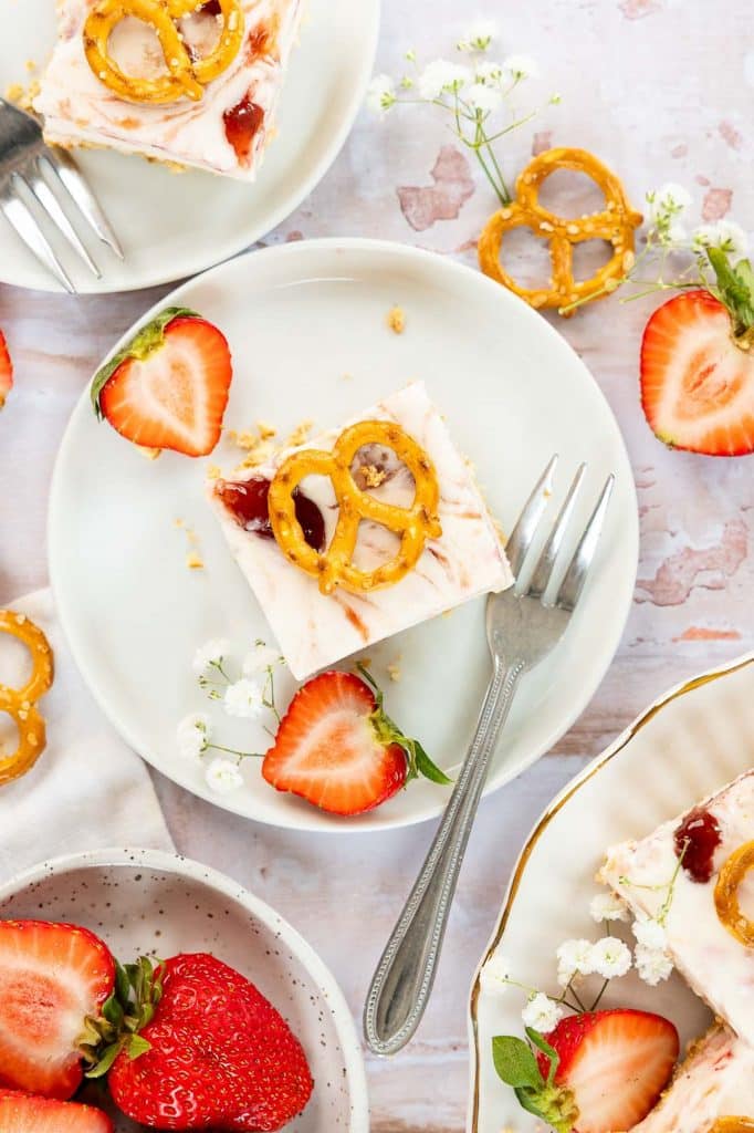 Easy Strawberry Pretzel Dessert summer recipe.